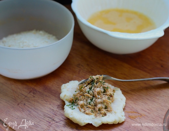 Сделайте из шариков плоские окружности и насыпьте в них по 1 ч. л. начинки. Сожмите края теста так, чтобы получилась форма капли. Убедитесь, что в тесте нет отверстий.