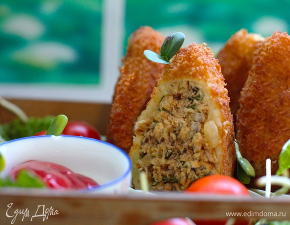 Обжарьте крокеты в разогретом масле до золотистого оттенка. Далее расположите крокеты на сухом кухонном полотенце или металлической решетке, чтобы избавиться от излишков жира.