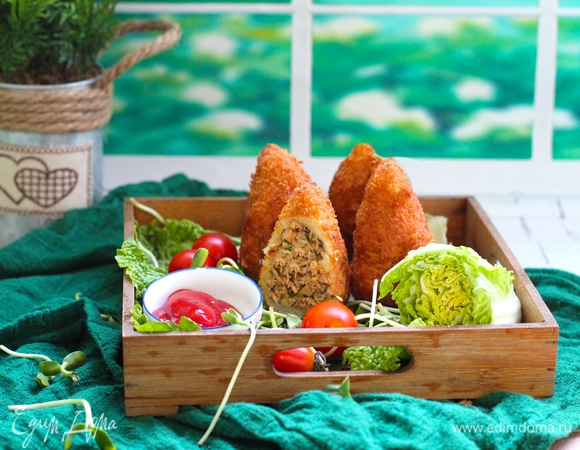 Подавайте блюдо горячим с большим количеством зелени и любимым соусом.