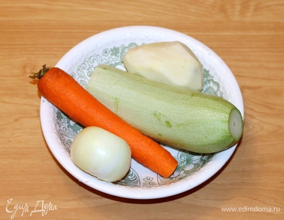 Подготовить продукты для куриных котлет. Все овощи тщательно вымыть и обсушить.