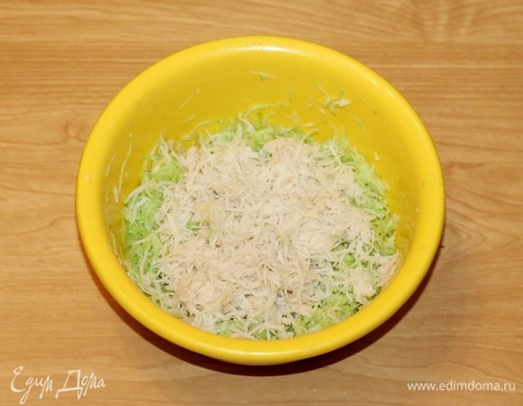 ...и картофель натереть на средней терке, отжав выделившийся сок.