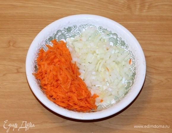Морковь натереть на крупной терке. Луковицу мелко нарезать.