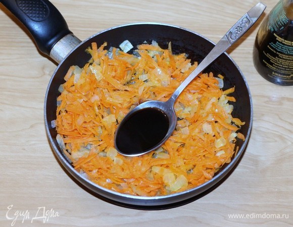 Разогреть сковороду с добавлением растительного масла и выложить подготовленные лук и морковь. Тушить на небольшом огне 5 минут. Вместо растительного масла овощи можно потушить с парой столовых ложек воды. Вместо соли можно добавить соевый соус.