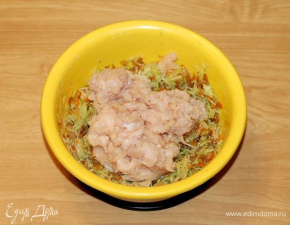 Добавить куриный фарш, ...