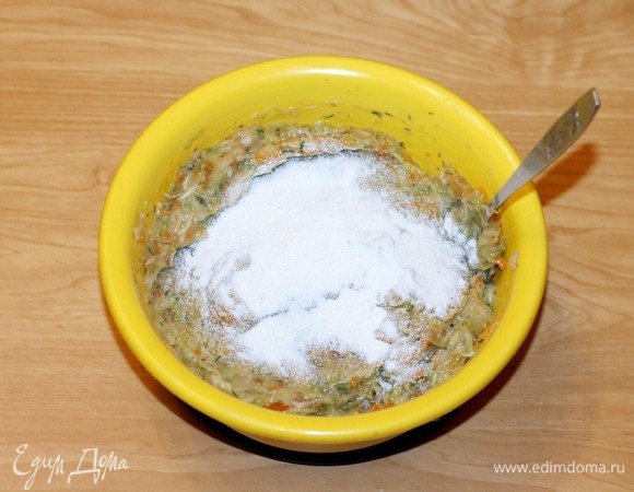 По 1 ст. л. вмешать манную крупу, посолить по вкусу и тщательно все вымешать. Можно приготовить такие котлеты и без добавления яйца, заменив их дополнительными 2 ст. л. манной крупы.