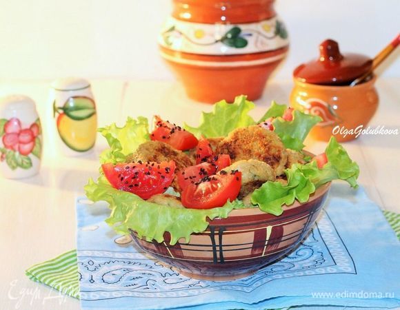 Выпекать куриные котлеты в духовке при температуре 180°C, перевернув их один раз для более равномерной прожарки. Время запекания котлет зависит от размера самих котлет.