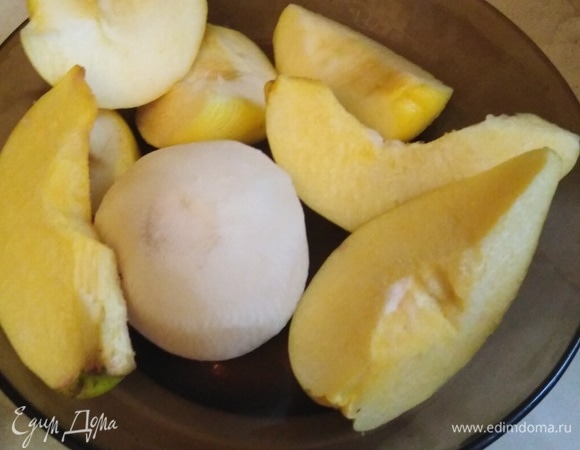 Подготовить продукты. Редьку вымыть и очистить. Яблоко и айву вымыть, удалить сердцевину.