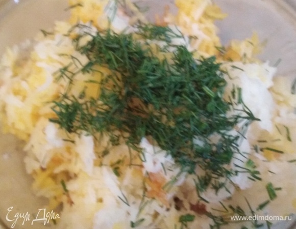 Все натереть на терке. Добавить соль, измельченный укроп, растительное масло. Перемешать.