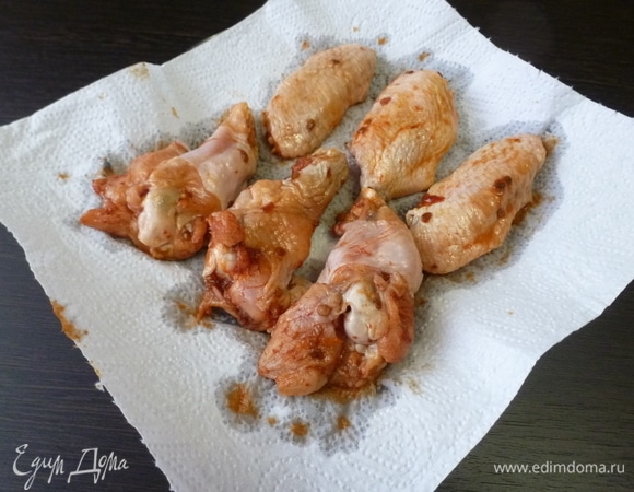 Куриные крылья надо хорошо промокнуть от влаги. Можно даже отжать руками. Чтобы панировка лучше держалась, лишняя влага не нужна.