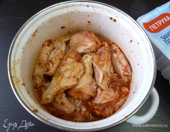 Куриные крылья ТМ «Петруха» разрезать по суставам. Самый кончик нам не нужен. Добавить к крыльям острую аджику и оставить на ночь мариноваться. Моя аджика острая, соленая, там много специй, поэтому я больше ничего не добавляла. Вместо аджики можно взять любую приправу для птицы или просто поперчить и посолить.