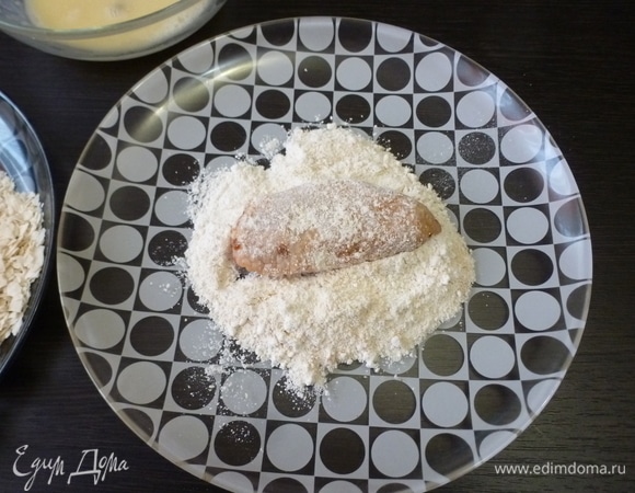 Крылышко сначала нужно обвалять в муке.