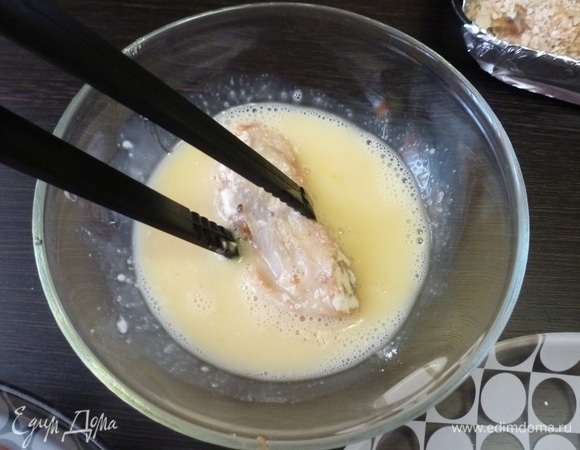 Затем обмакнуть в разболтанные яйца. Затем снова в муку. И в яйца.