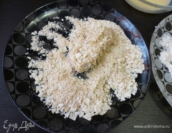 Затем хорошо обвалять в панировочных сухарях.