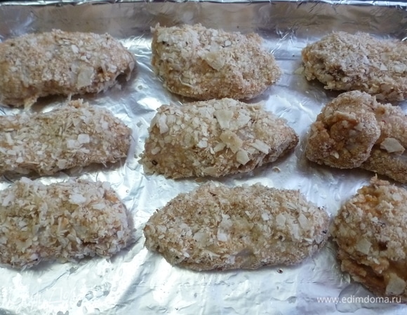 Противень застелить фольгой для удобства и смазать ее растительным маслом, чтобы крылья не присохли. Разложить крылышки на расстоянии друг от друга. Заранее разогреть духовку до 200–210°C. Поставить противень в духовку и запекать крылья 40–45 минут до золотистого цвета.