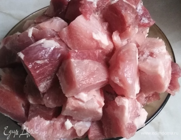 Мясо промыть. Обсушить. Нарезать кусками.