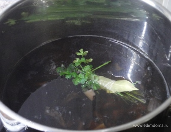 Грибы промыть и замочить на ночь. Утром варить в этой же воде с букетом гарни 30 минут.