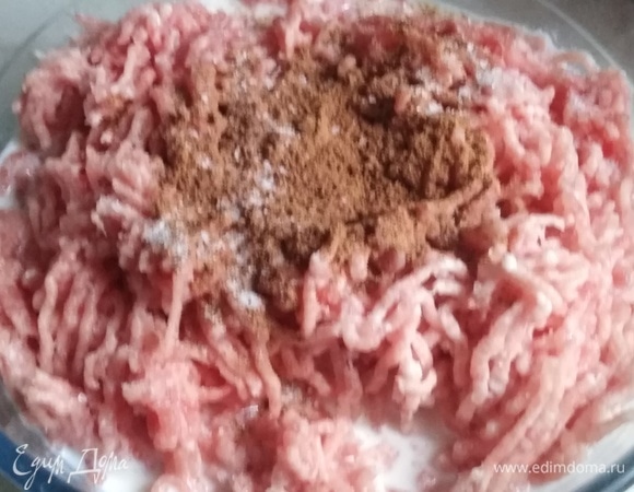 Пропустить через мясорубку с мелкой решеткой. Влить молоко. Добавить мускатный орех и соль. Перемешать.