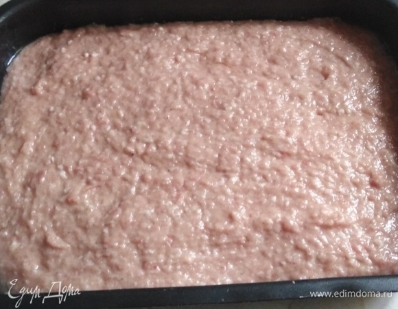 Форму для запекания смазать растительным маслом. Выложить массу. Поставить в разогретую духовку.