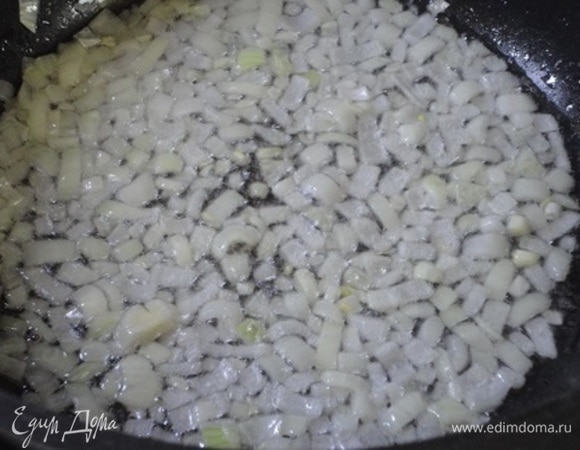 В глубоком сотейнике пассеровать до прозрачности мелко нарезанную луковицу.