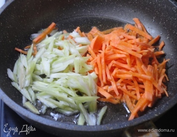 В сковороде пассеровать морковь и сельдерей, выложить к капусте.