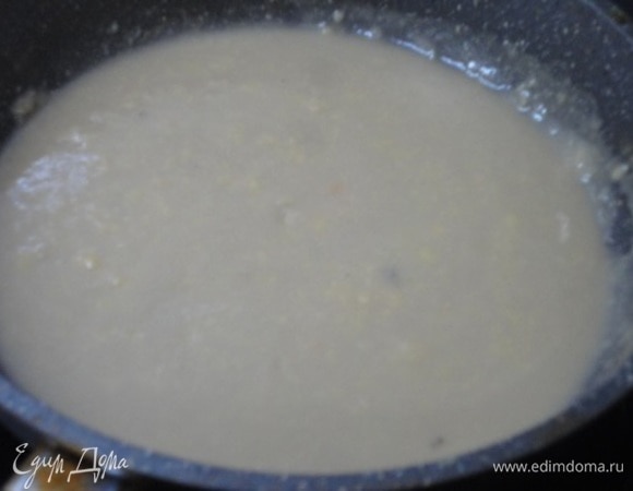 За это время приготовить мучную пассеровку. В сковороде разогреть масло, обжарить на нем муку. Влить пару половников бульона и хорошо размешать, чтобы не было комочков.