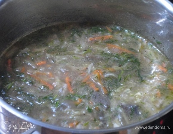 Вылить мучную пассеровку в щи, заправить чесноком и зеленью. При необходимости влить рассол. Довести до кипения, выключить нагрев и дать настояться не менее 10 минут.