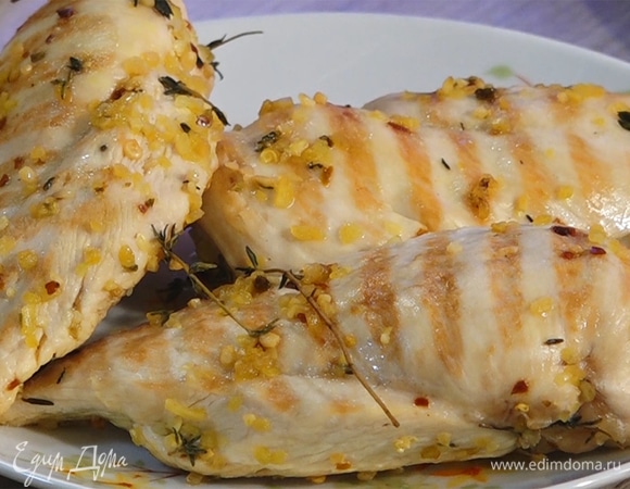 Филе обжарить на сковороде-гриль с обеих сторон до готовности. Мелко нарезать.