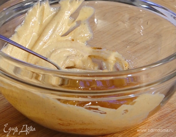 Майонез смешать со специями и соусом манго чатни.
