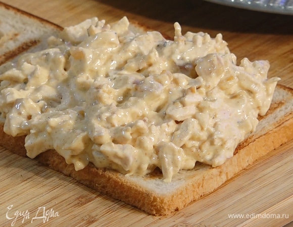 Выложить всю начинку на ту сторону хлеба, которая была обжарена без масла.