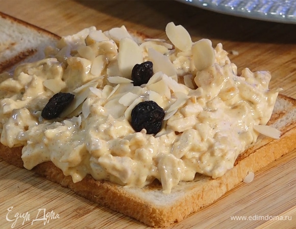 Начинку сверху посыпать миндалем и изюмом.