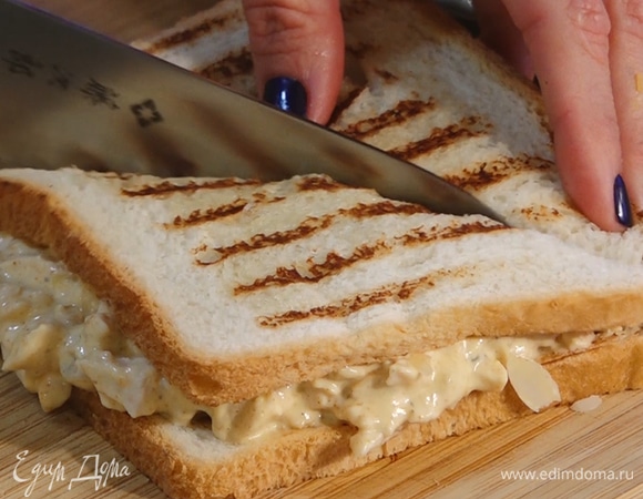 Накрыть вторым куском хлеба, разрезать пополам.