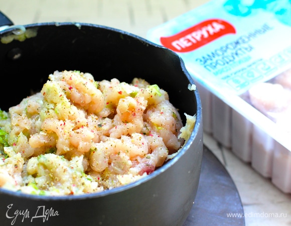 Куриное филе ТМ «Петруха» перемолоть в мясорубке вместе с луком,чесноком и зеленью, добавить яйца, специи, хорошенько перемешать.