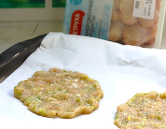 Для ссобоек лучше сделать мини-пиццы, это удобнее.