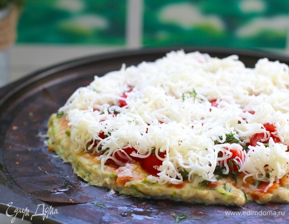 Поставить в разогретую до 230°C духовку на 15 минут. Достать из духовки, смазать выбранным соусом, разложить помидоры, маслины, зелень, посыпать натертым сыром.