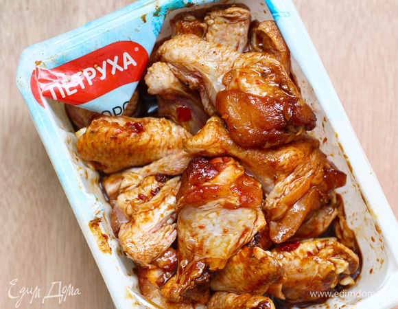 Я использовала крылья ТМ «Петруха». Крылья промыть, хорошо обсушить, разрезать по суставам. Третий тоненький сустав отправляем на бульон, к примеру, или выбросить (я варю бульон). Для маринада смешиваем все ингредиенты, кроме кунжута. Залить маринадом крылья, перемешать и оставить минимум на 4–6 часов (в идеале убрать в холодильник на 12–24 часа). За 2 часа до жарки вынуть из холодильника.