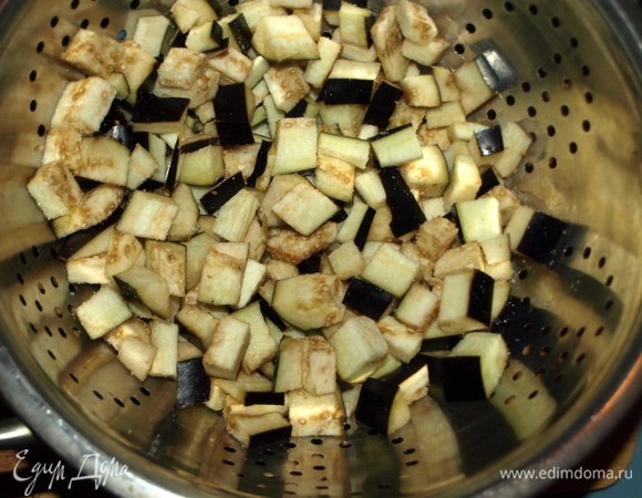 Баклажан промыть, обсушить. Нарезать небольшими кубиками. Выкладываем баклажан в дуршлаг, добавляем 2 чайный ложки соли. И оставляем на 20 минут, чтобы стекла горечь.