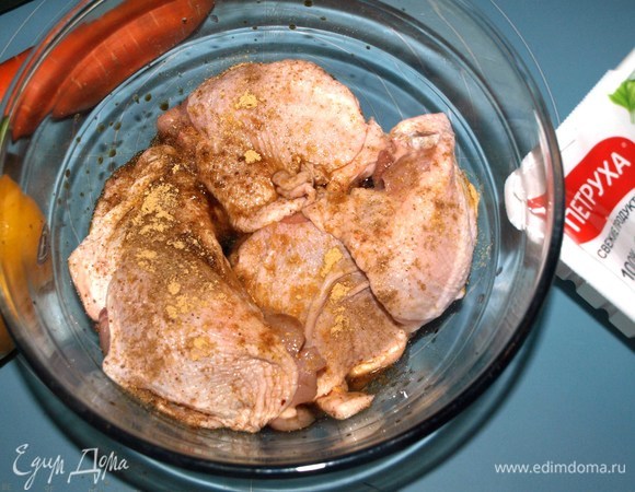 Складываем куриные бедра в миску. Добавляем соевый соус, молотый имбирь, соль, перец и лимонный сок. Хорошо перемешиваем.