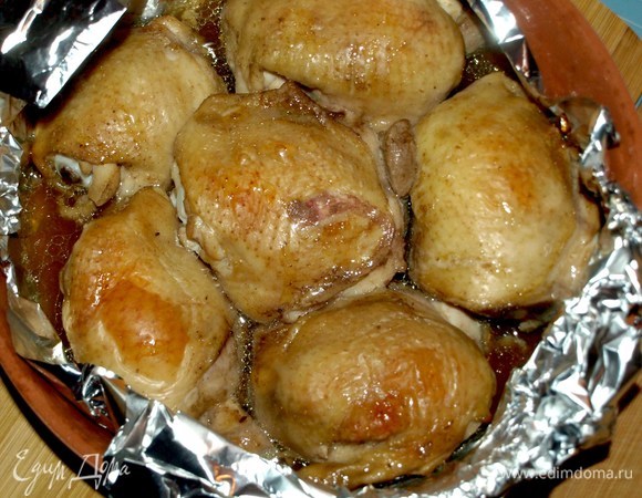 Выкладываем в форму для запекания и отправляем в духовку, разогретую до 180ºС, на 30–40 минут (зависит от размера куриных бедер). За 5 минут до полной готовности поставить форму с куриными бедрами под гриль.