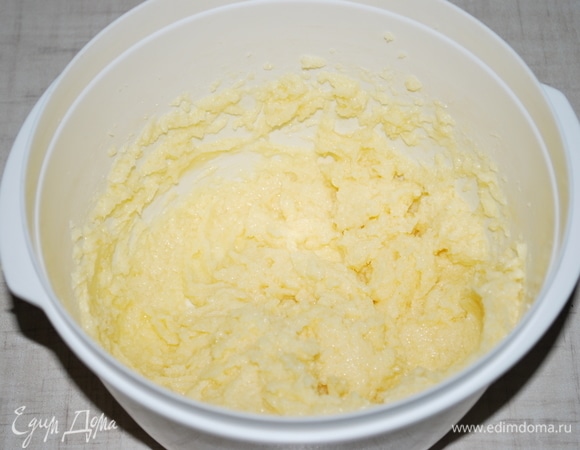 Сливочное масло комнатной температуры соедините с сахаром. Взбейте миксером до пышности и добавьте яйцо. Перемешайте.