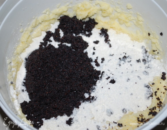 Добавьте муку с разрыхлителем, ванилин и мак. Перемешайте.