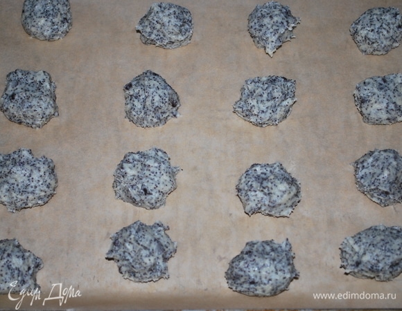 Ложкой выложите тесто на противень, оставьте расстояние между тестом. Выпекайте при 170°C примерно 20 минут до готовности.