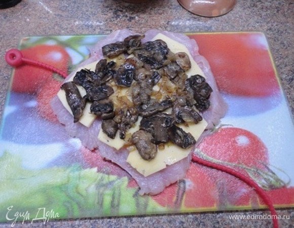 Филе индейки (у меня 3 штуки общим весом 500 г) отбейте, посолите и поперчите только с внешней стороны. Внутри будут сыр и начинка. Их соли будет достаточно. Выложите поверх подготовленного мяса тонкие ломтики сыра, а сверху грибы.