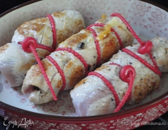 Переложите рулет в форму для запекания, накройте фольгой и запекайте в духовке 30 минут при температуре 200°C. В последние 5 минут приготовления снимите фольгу, чтобы рулет подрумянился.