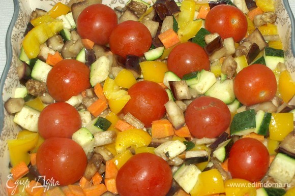 Через 20 минут достать овощи из духовки и добавить помидоры черри. Отправляем назад в духовку еще на 15–20 минут.