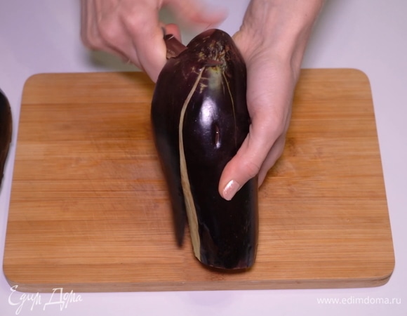 В первую очередь очищаем баклажаны от кожуры, чтобы избавить их от горького вкуса.