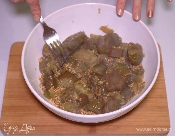 Затем наполняем кастрюлю холодной водой, доводим до кипения, солим, опускаем баклажаны в кипяток и варим до готовности под крышкой около 15–20 минут. Сливаем лишнюю жидкость и перебиваем эту массу блендером или обычной вилочкой до однородности.