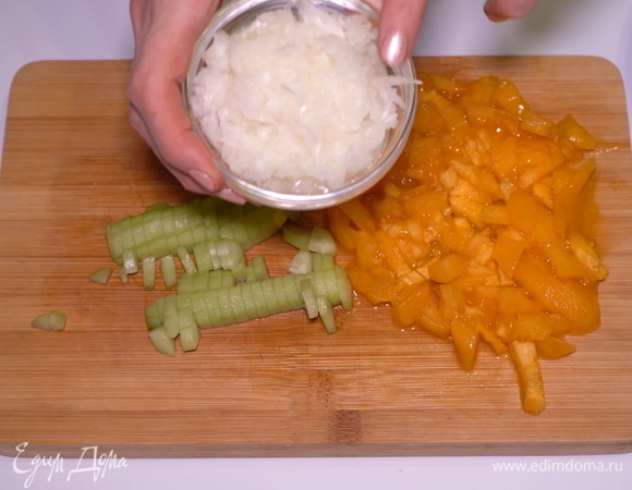 Измельчаем ножом помидоры и огурцы, очищенные от кожицы. Лук можно измельчить в комбайне или нарезать очень-очень мелко, насколько это возможно.