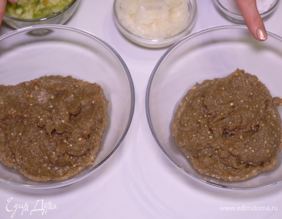 Чтобы разнообразить нашу закуску, перекладываем баклажанную массу в две разные емкости.