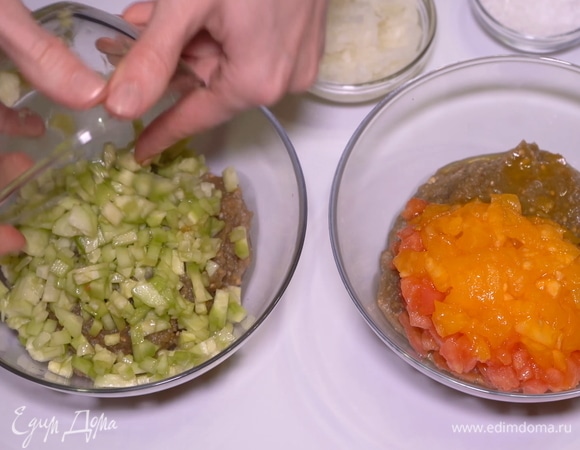 В одну мы добавим нарезанные помидоры, а в другую — огурцы.