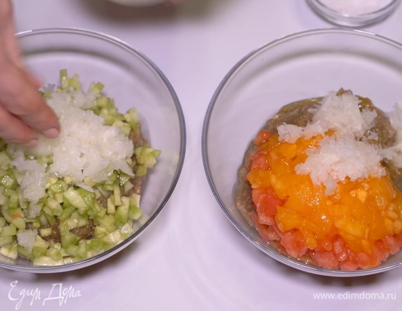 Добавляем немного измельченного лука и солим по вкусу.